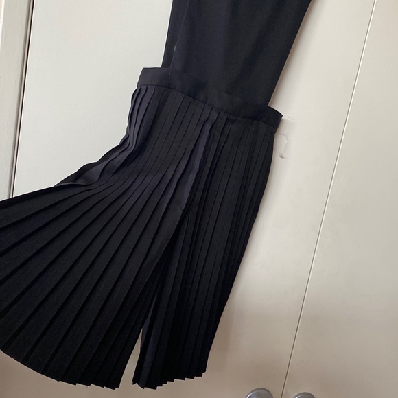 Beautiful French Pinafore Culottes Jumper convertible to shorts ✨FIRM✨

NWOT - Picture 3 of 10